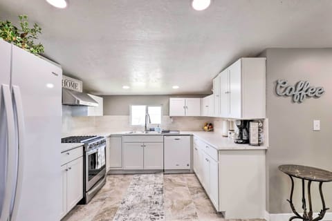 Apartment (2 Bedrooms) | Private kitchen | Oven, stovetop, dishwasher, cookware/dishes/utensils