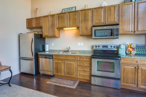 Apartment (2 Bedrooms) | Private kitchen | Dishwasher, paper towels