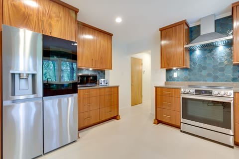 House (4 Bedrooms) | Private kitchen | Microwave, oven, stovetop, dishwasher