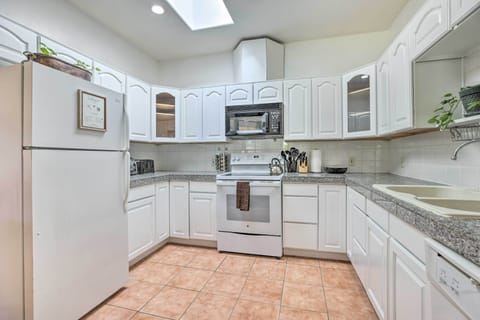 Apartment (2 Bedrooms) | Private kitchen | Microwave, oven, stovetop, dishwasher