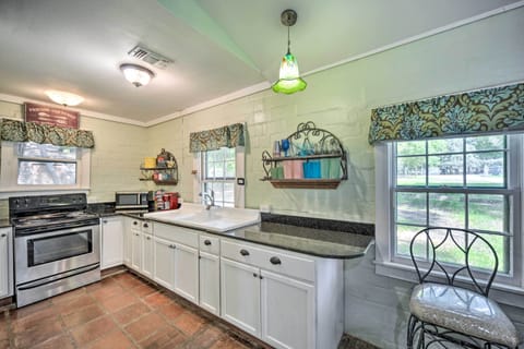 Cottage (2 Bedrooms) | Private kitchen | Microwave, oven, stovetop, blender