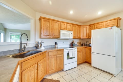 House (3 Bedrooms) | Private kitchen | Microwave, oven, stovetop, dishwasher