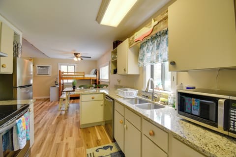 Apartment (1 Bedroom) | Private kitchen | Microwave, oven, stovetop, dishwasher