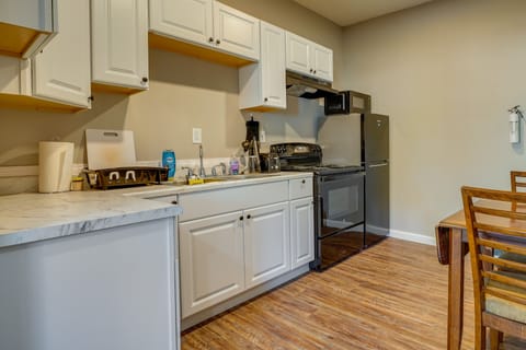 Apartment (2 Bedrooms) | Private kitchen | Microwave, oven, stovetop, blender