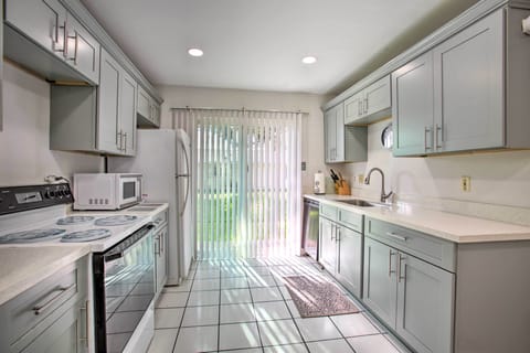 Apartment (2 Bedrooms) | Private kitchen | Microwave, oven, stovetop, dishwasher