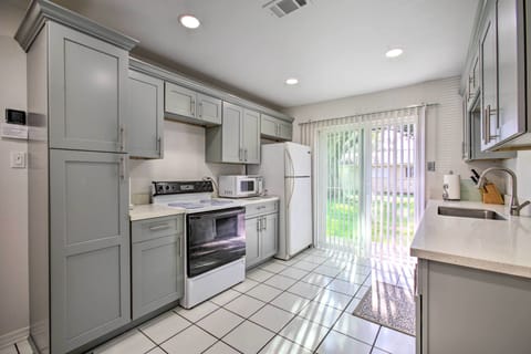 Apartment (2 Bedrooms) | Private kitchen | Microwave, oven, stovetop, dishwasher