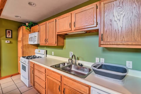 House (2 Bedrooms) | Private kitchen | Microwave, oven, stovetop, dishwasher