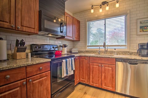 Apartment (2 Bedrooms) | Private kitchen | Microwave, oven, stovetop, dishwasher