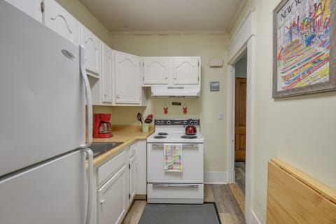 Apartment (1 Bedroom) | Private kitchen | Oven, stovetop, spices, paper towels