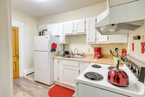 Apartment (1 Bedroom) | Private kitchen | Oven, stovetop, spices, paper towels