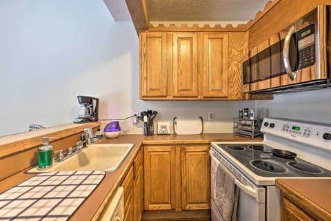 Apartment (2 Bedrooms) | Private kitchen | Microwave, oven, stovetop, dishwasher