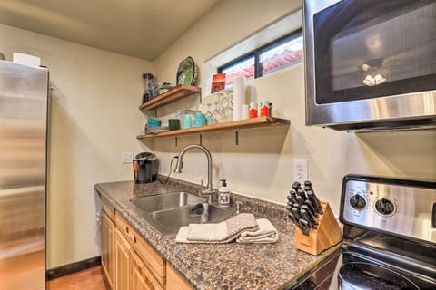 Cottage (1 Bedroom) | Private kitchen | Microwave, oven, stovetop, cookware/dishes/utensils