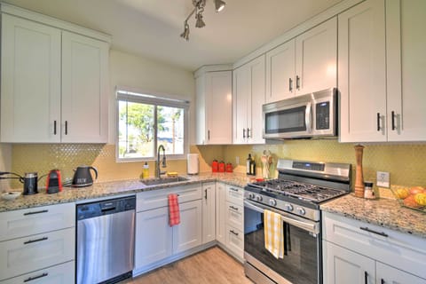 House (2 Bedrooms) | Private kitchen | Microwave, oven, stovetop, dishwasher