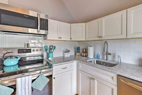 Apartment (2 Bedrooms) | Private kitchen | Microwave, oven, stovetop, dishwasher