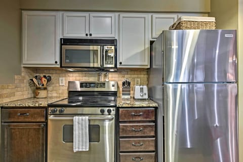 Apartment (2 Bedrooms) | Private kitchen | Microwave, oven, stovetop, dishwasher