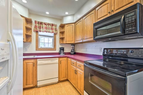 House (5 Bedrooms) | Private kitchen | Microwave, oven, stovetop, dishwasher