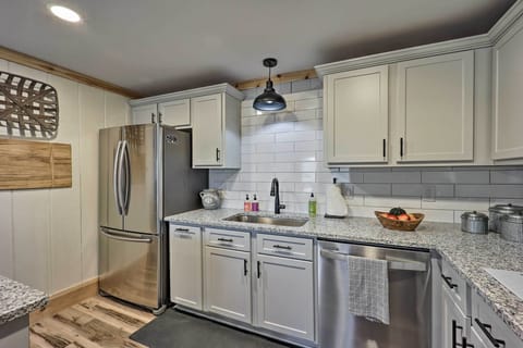 Apartment (3 Bedrooms) | Private kitchen | Microwave, oven, stovetop, dishwasher