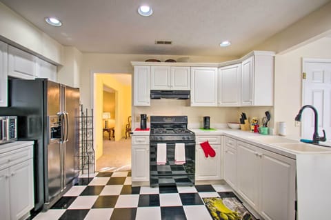 House (3 Bedrooms) | Private kitchen | Dishwasher, paper towels