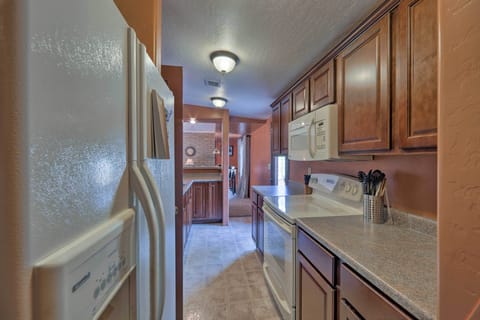 Cottage (1 Bedroom) | Private kitchen | Microwave, oven, stovetop, coffee grinder