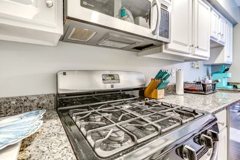 Apartment (2 Bedrooms) | Private kitchen | Microwave, oven, stovetop, dishwasher