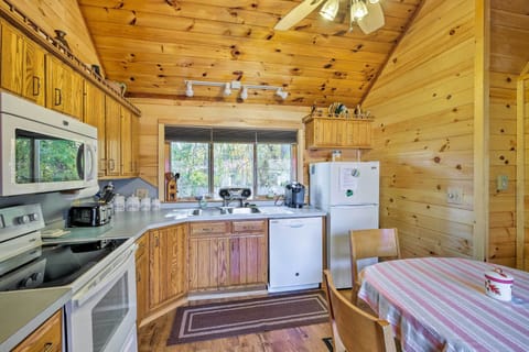 Cottage (2 Bedrooms) | Private kitchen | Microwave, oven, stovetop, cookware/dishes/utensils