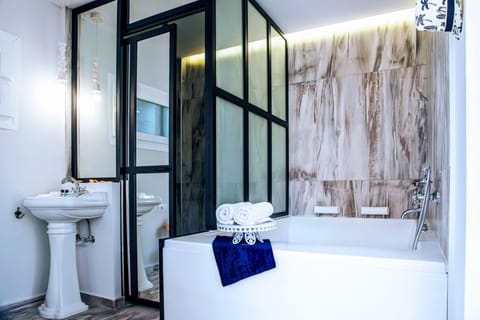 Junior Suite (Triple) | Bathroom | Free toiletries, hair dryer, towels, soap