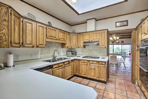 Apartment (3 Bedrooms) | Private kitchen | Dishwasher, paper towels