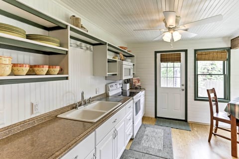 Cottage (1 Bedroom) | Private kitchen | Microwave, oven, stovetop, coffee grinder