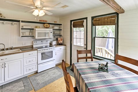 Cottage (1 Bedroom) | Private kitchen | Microwave, oven, stovetop, coffee grinder