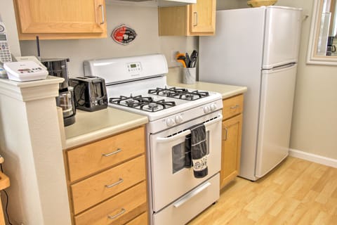 House (2 Bedrooms) | Private kitchen | Microwave, oven, stovetop, dishwasher