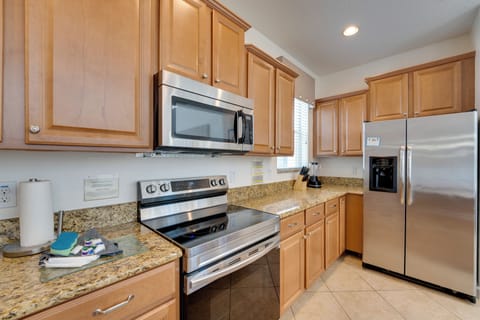 House (5 Bedrooms) | Private kitchen | Oven, stovetop, dishwasher, highchair