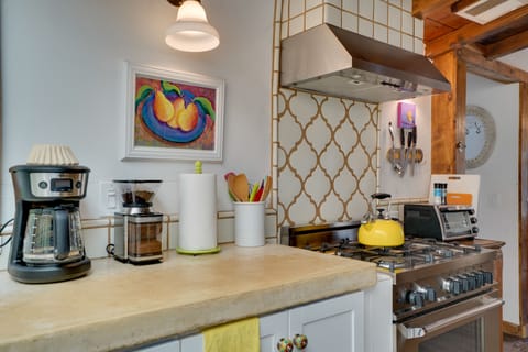 Cottage (2 Bedrooms) | Private kitchen | Oven, stovetop, paper towels