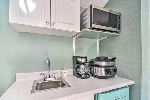 Microwave, cookware/dishes/utensils, paper towels