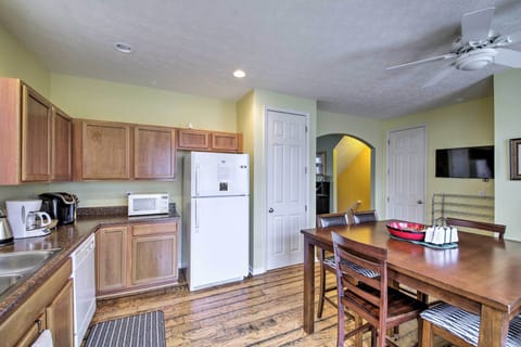 Apartment (2 Bedrooms) | Private kitchen | Microwave, oven, stovetop, dishwasher