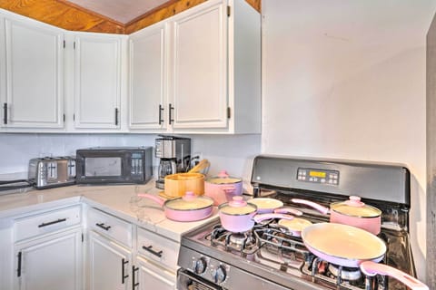 House (1 Bedroom) | Private kitchen | Microwave, oven, stovetop, cookware/dishes/utensils