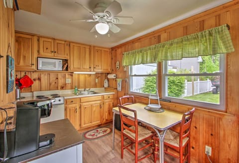 Cottage (1 Bedroom) | Private kitchen | Microwave, oven, stovetop, cookware/dishes/utensils