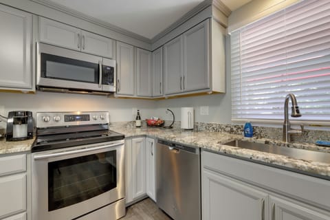 House (2 Bedrooms) | Private kitchen | Microwave, oven, stovetop, dishwasher