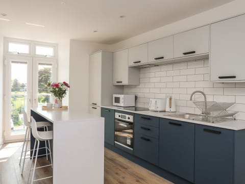 Fridge, dishwasher, cookware/dishes/utensils