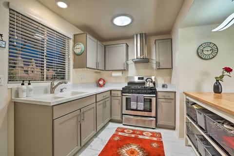 Apartment (1 Bedroom) | Private kitchen | Microwave, oven, stovetop, blender