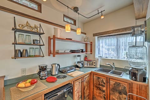 Apartment (0 Bedroom) | Private kitchen | Microwave, oven, stovetop, coffee grinder