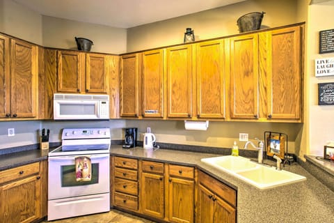 Apartment (3 Bedrooms) | Private kitchen | Microwave, oven, stovetop, dishwasher