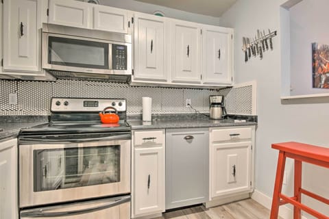 Apartment (3 Bedrooms) | Private kitchen | Microwave, oven, stovetop, dishwasher