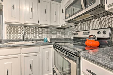 Apartment (3 Bedrooms) | Private kitchen | Microwave, oven, stovetop, dishwasher