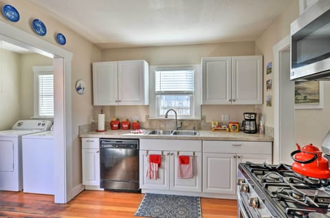 Cottage (2 Bedrooms) | Private kitchen | Paper towels