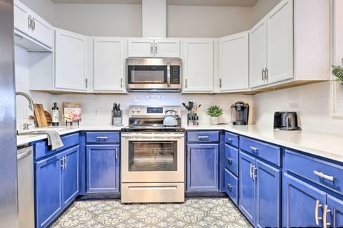 Apartment (3 Bedrooms) | Private kitchen | Microwave, oven, stovetop, dishwasher