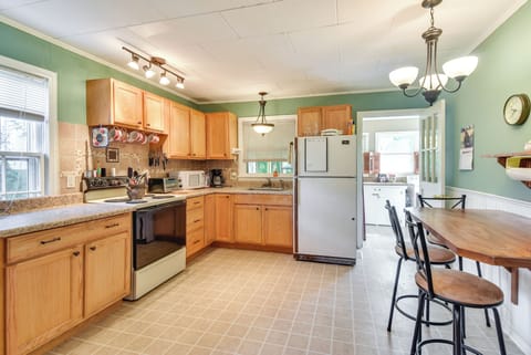 Cottage (2 Bedrooms) | Private kitchen | Paper towels