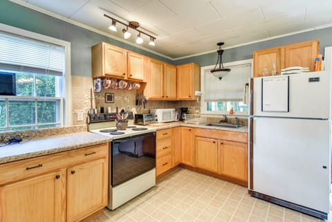 Cottage (2 Bedrooms) | Private kitchen | Paper towels