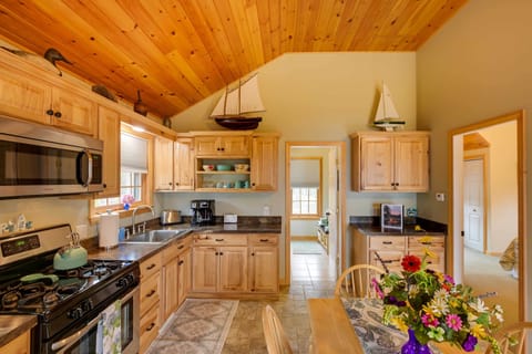 Cottage (1 Bedroom) | Private kitchen | Microwave, oven, stovetop, cookware/dishes/utensils