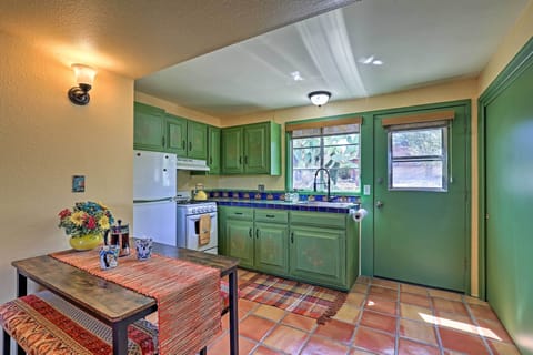 Apartment (1 Bedroom) | Private kitchen | Microwave, oven, stovetop, cookware/dishes/utensils