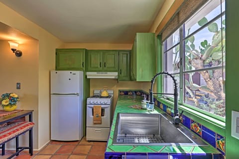 Apartment (1 Bedroom) | Private kitchen | Microwave, oven, stovetop, cookware/dishes/utensils